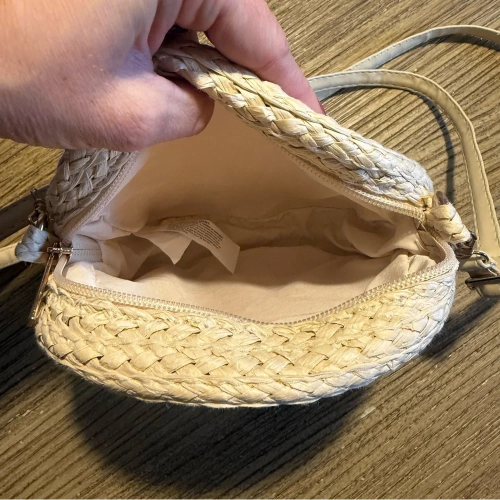 🔆 Bundle items 6 for $30‎ NWOT Girl's Round Purse with Adjustable Straps